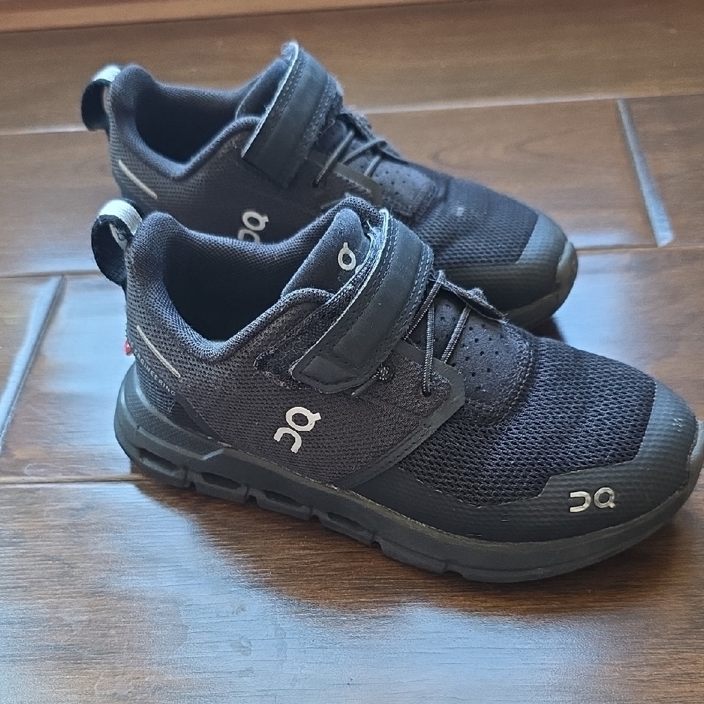 On Cloud Running Kids Black Sneakers